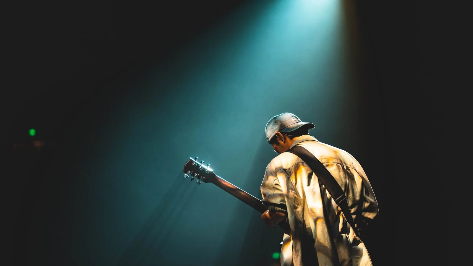 Guitarrista actuando en un escenario.